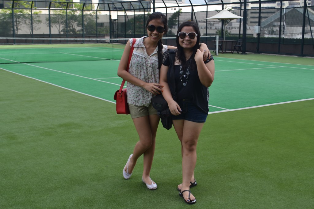 WALKING AROUND. After settling in, we had lunch in Mang Yann (somewhere very near, as we were hungry) and looked at the different facilities. Then we --my mother and tita, that is-- had the idea of playing tennis. 