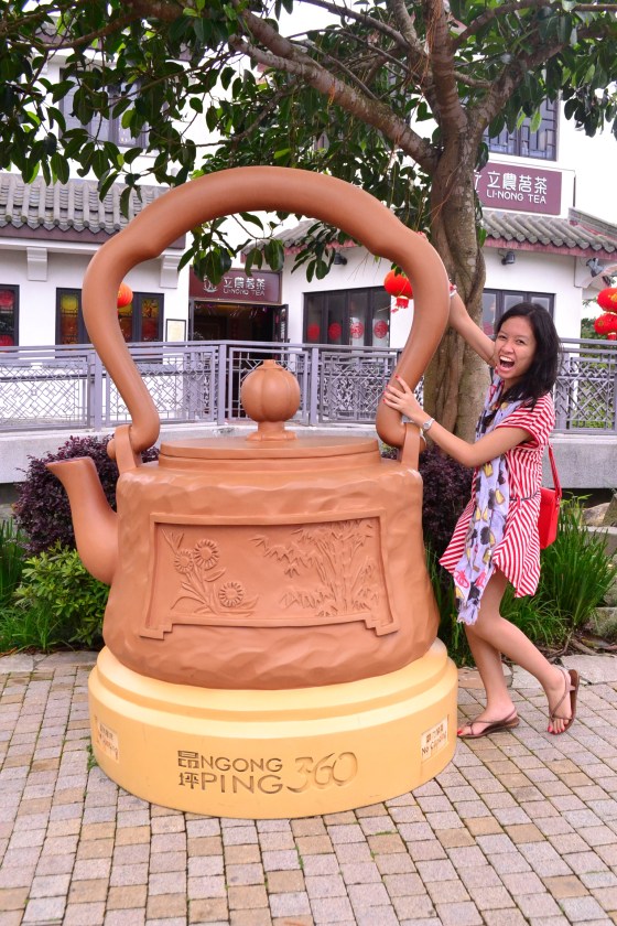 Aaaah giant tea kettle. I loved it with my tea-infused heart. 