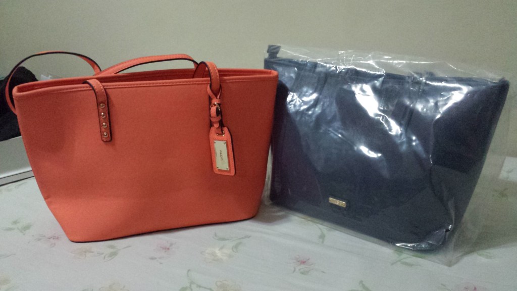The orange tote on the left was my summer bag, the one on the right is my sister's, newly bought and new in Aldo's autumn line. :) But really, the twinning is strong in this one.
